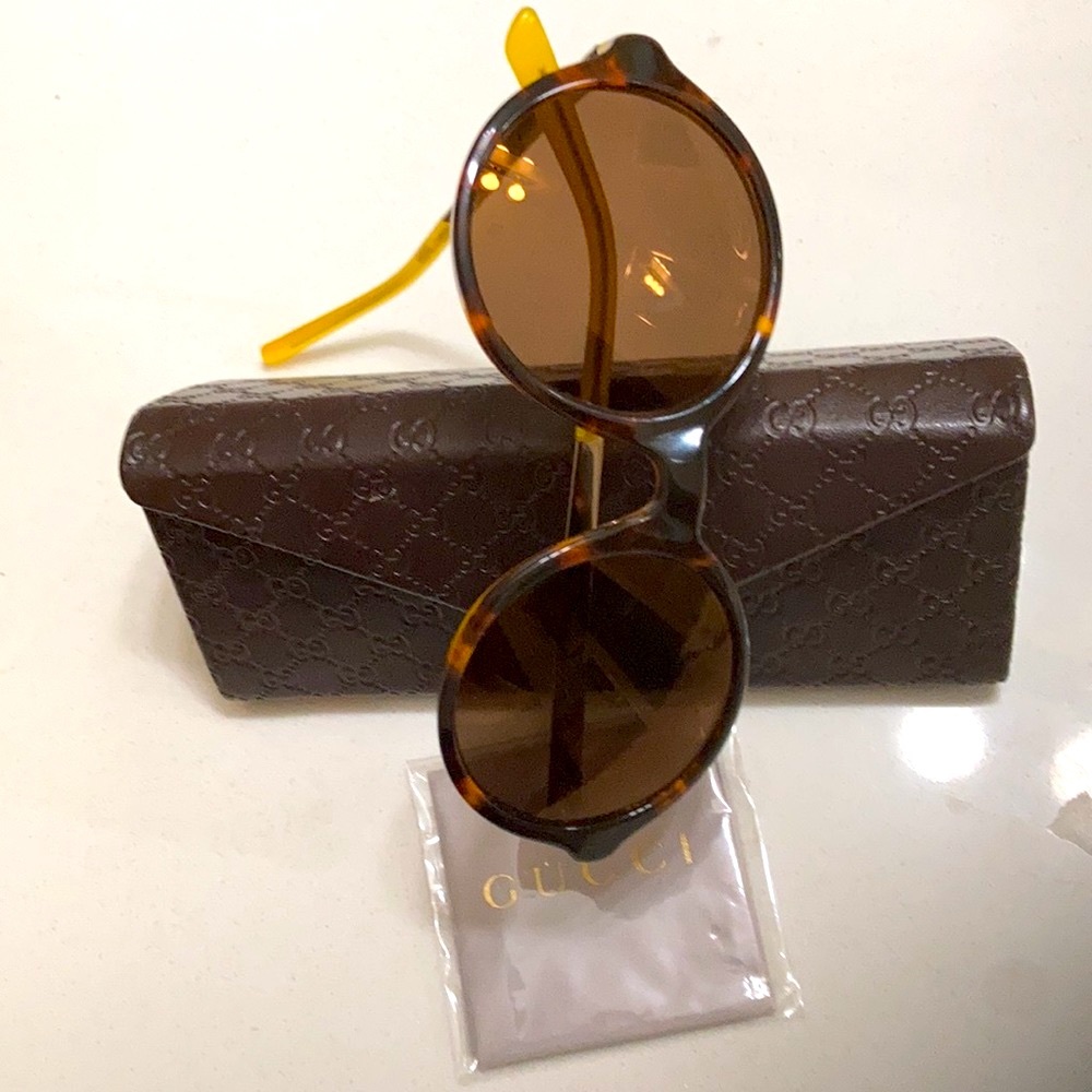 Gucci Polarized sunglasses brand new case and cleaning silk cloth. - Picture 6 of 8